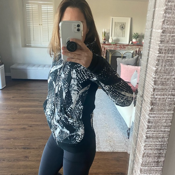 Lululemon Scuba Jacket - Picture 3 of 8